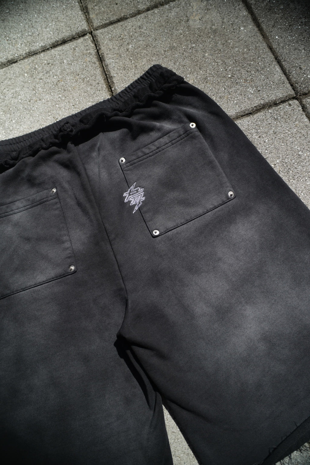 DOUBLE KNEE SWEATSHORTS