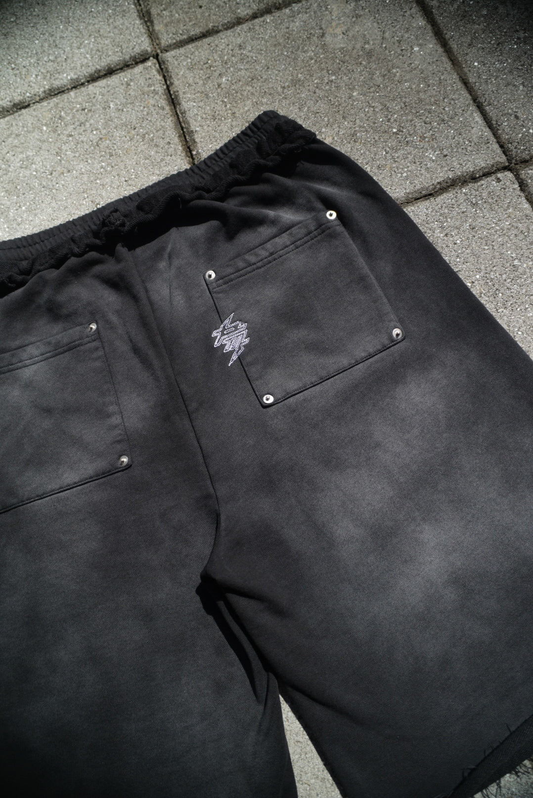 DOUBLE KNEE SWEATSHORTS