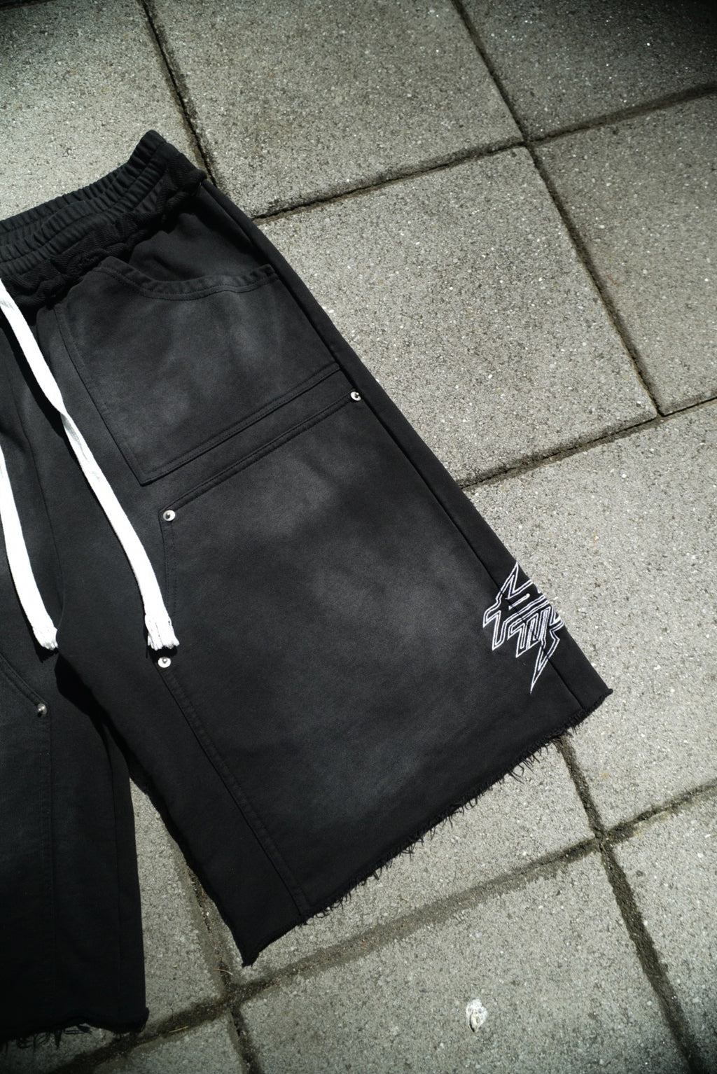 DOUBLE KNEE SWEATSHORTS